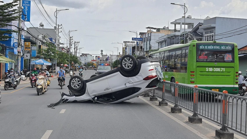 Ô tô tông dải phân cách, lật ngửa trên đường Tô Ký xe-o-to-lat-ngua-duong-to-ky