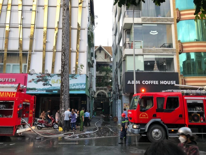 4 người mắc kẹt trong đám cháy nhà đường Cao Thắng được cứu chay-nha-duong-cao-thang-quan-3-4-nguoi-mac-ket
