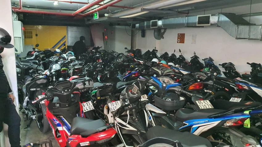 Hàng trăm xe độ chế bị lực lượng chức năng phát hiện ở địa bàn phường 14, quận Bình Thạnh. Ảnh: NY Hàng trăm xe độ chế bị lực lượng chức năng phát hiện ở địa bàn phường 14, quận Bình Thạnh. Ảnh: NY