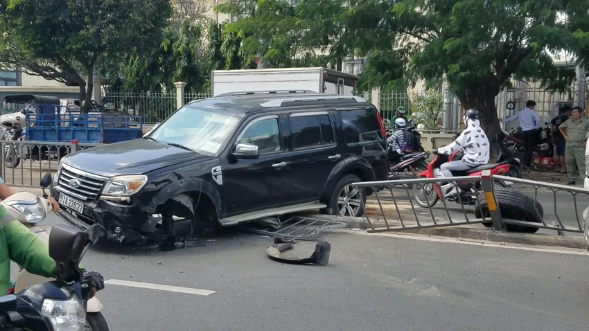 Ô tô hất văng 5 mét dải phân cách, tông ô tô khác ở Tân Phú o-to-tong-dai-phan-cach-tay-thanh-tan-phu