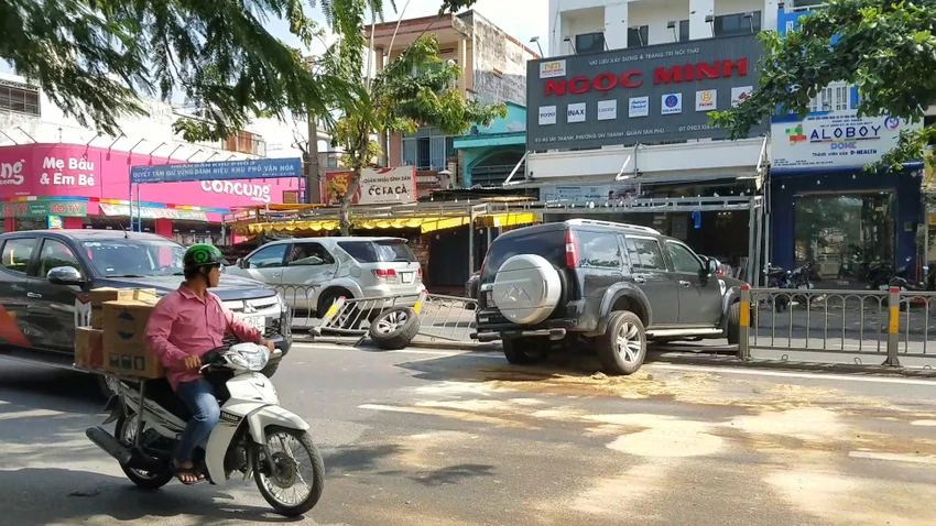 Ô tô hất văng 5 mét dải phân cách, tông ô tô khác ở Tân Phú o-to-tong-dai-phan-cach-tay-thanh-tan-phu