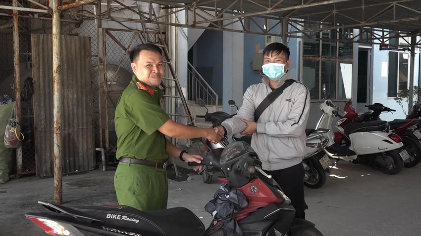 Băng trộm 3 tiếng trộm 3 xe máy, chưa kịp chia tiền thì bị bắt cong-an-cu-chi-bat-bang-trom-xe-nha-tro