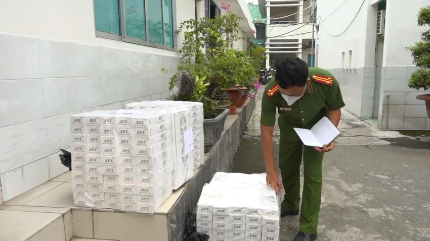 Mua thuốc lá trên mạng rồi chia nhỏ bán, bị công an bắt cong-an-quan-binh-tan-bat-thuoc-la-lau