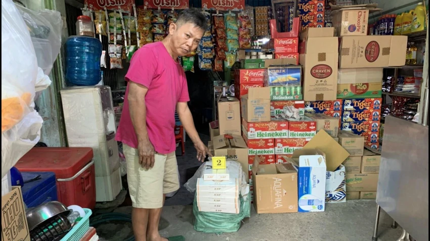 Mua thuốc lá trên mạng rồi chia nhỏ bán, bị công an bắt cong-an-quan-binh-tan-bat-thuoc-la-lau