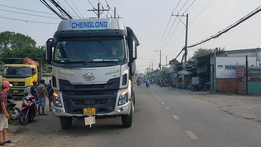 Xe máy loạng choạng ngã xuống đường, thanh niên bị xe tải cán chết xe-tai-can-chet-nguoi-duong-vinh-loc-binh-chanh