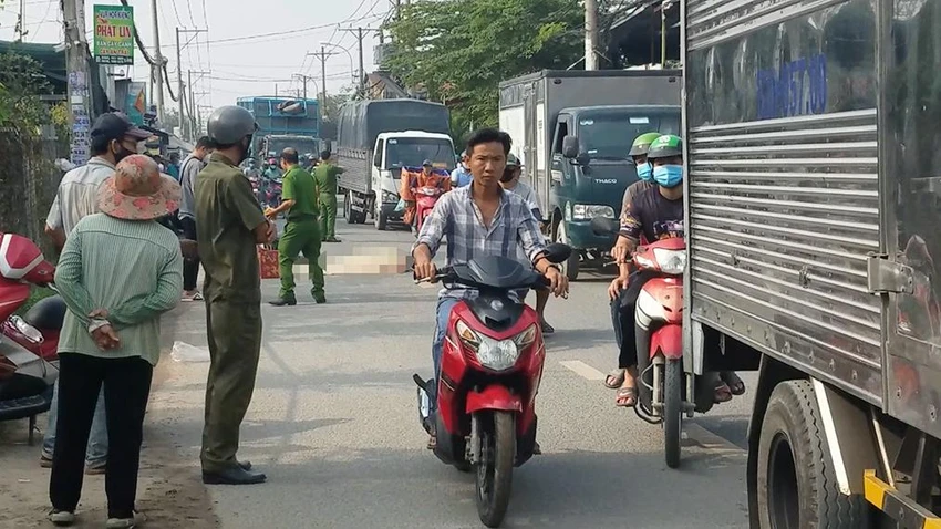 Xe máy loạng choạng ngã xuống đường, thanh niên bị xe tải cán chết xe-tai-can-chet-nguoi-duong-vinh-loc-binh-chanh