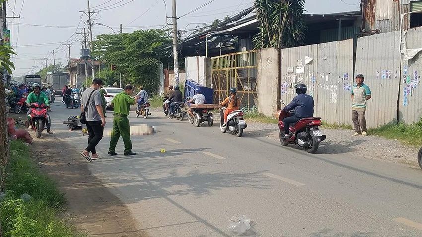 Xe máy loạng choạng ngã xuống đường, thanh niên bị xe tải cán chết xe-tai-can-chet-nguoi-duong-vinh-loc-binh-chanh