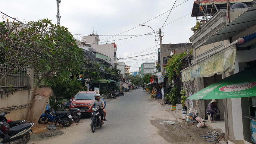 Nhóm thanh niên cầm mã tấu, ba chĩa…rượt chém gục 1 người ở TP.HCM nhom-giang-ho-cam-ma-tau-chem-nguoi-duong-to-ky-tan-chanh-hiep-quan-12