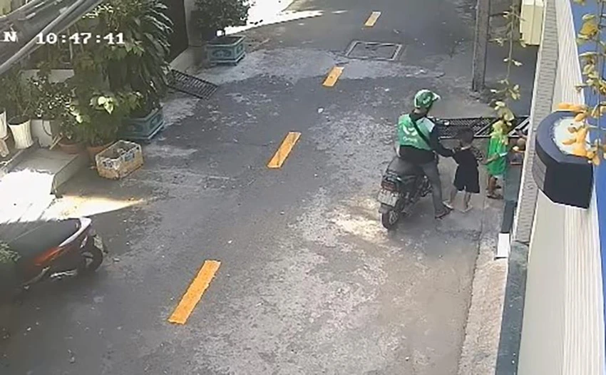 Chơi trên đường, bé trai 4 tuổi bị thanh niên lột vàng trên tay lot-vang-tren-tay-be-trai-4-tuoi-tan-phu