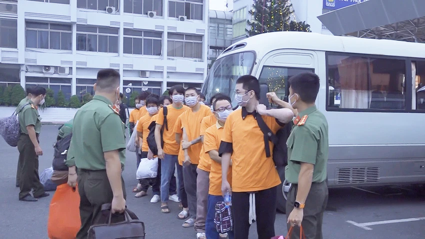 Nhóm người Trung Quốc bị lừa đảo việc làm bị trục xuất truc-xuat-12-nguoi-trung-quoc-ve-nuoc