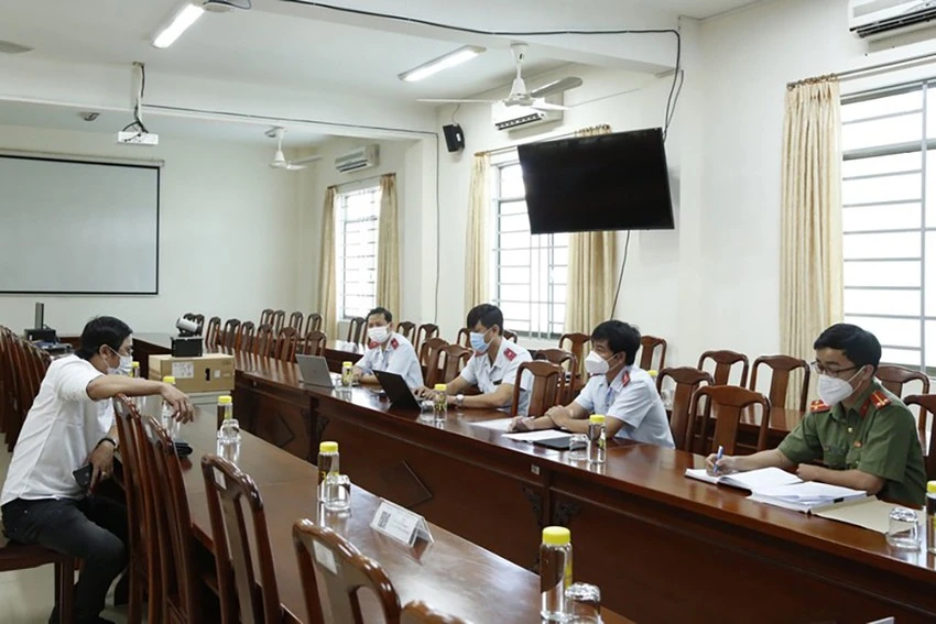 Sau đó, ông Long đã bị công an mời làm việc, xử lý. Ảnh: PHƯƠNG PHƯƠNG Sau đó, ông Long đã bị công an mời làm việc, xử lý. Ảnh: PHƯƠNG PHƯƠNG
