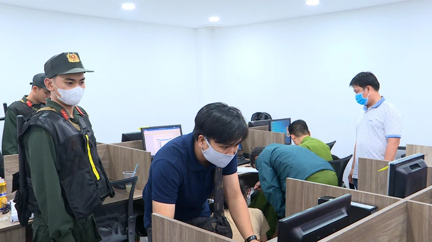 Công an vây ráp, kiểm tra, khám xét đến tối ngày 28-12. Ảnh: CA Công an vây ráp, kiểm tra, khám xét đến tối ngày 28-12. Ảnh: CA
