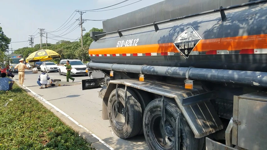 Cụ bà băng qua đường Trần Văn Giàu thì bị xe bồn cán tử vong. Ảnh: HT Cụ bà băng qua đường Trần Văn Giàu thì bị xe bồn cán tử vong. Ảnh: HT