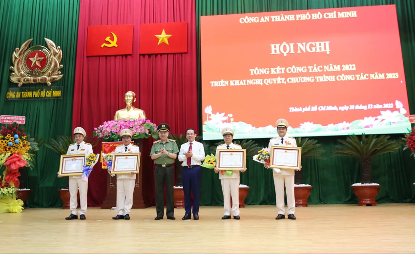 Thừa ủy quyền Chủ tịch nước, Bộ trưởng Tô Lâm trao Huân chương cho Giám đốc, Phó Giám đốc Công an TP.HCM. Ảnh: NT Thừa ủy quyền Chủ tịch nước, Bộ trưởng Tô Lâm trao Huân chương cho Giám đốc, Phó Giám đốc Công an TP.HCM. Ảnh: NT
