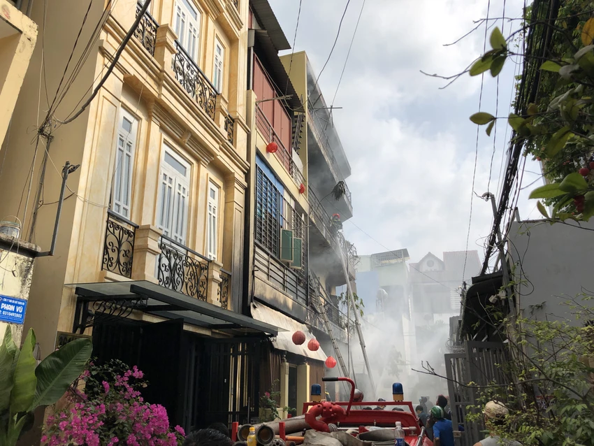Ngôi nhà chuyên làm giỏ mây tre đan ở quận Gò Vấp bất ngờ bốc cháy dữ dội. Ảnh: HT Ngôi nhà chuyên làm giỏ mây tre đan ở quận Gò Vấp bất ngờ bốc cháy dữ dội. Ảnh: HT
