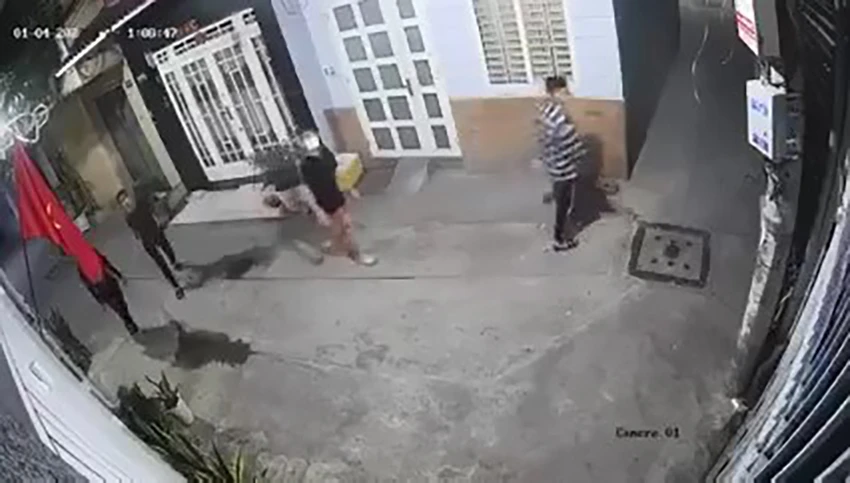 2 người tìm cách leo rào vào nhà dân thì bị chó sủa bỏ chạy trom-leo-hang-rao-dot-nhap-tan-binh-bi-cho-sua-1
