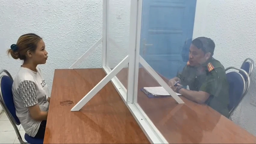 Đi uống cà phê thấy điện thoại ‘xịn’, cô gái rủ bạn trai cướp dan-canh-cuop-dien-thoai-iphone