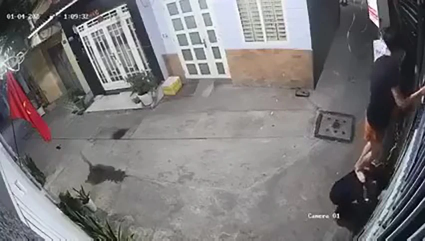 2 người tìm cách leo rào vào nhà dân thì bị chó sủa bỏ chạy trom-leo-hang-rao-dot-nhap-tan-binh-bi-cho-sua-1