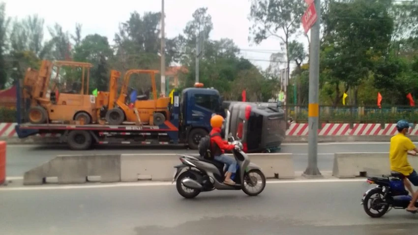 Sau va chạm, chiếc xe 7 chỗ lật ngang giữa đường. Ảnh: HT
