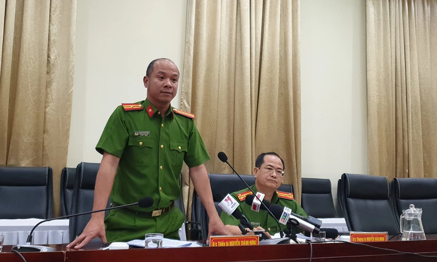 Theo thiếu tá Nguyễn Thành Hưng, Phó Phòng Cảnh sát Hình sự cung cấp các thông tin liên quan đến vụ án. Ảnh: CA Theo thiếu tá Nguyễn Thành Hưng, Phó Phòng Cảnh sát Hình sự cung cấp các thông tin liên quan đến vụ án. Ảnh: CA