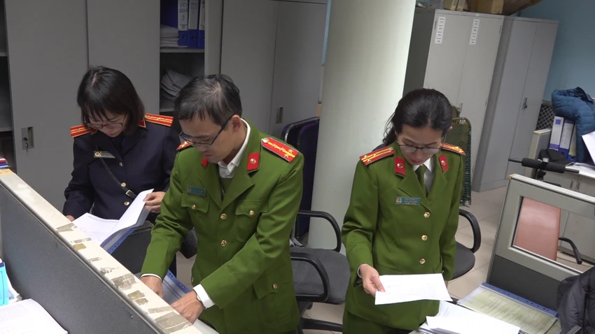 Công an thực hiện khám xét ở Cục Đăng kiểm Việt Nam. Ảnh: CA Công an thực hiện khám xét ở Cục Đăng kiểm Việt Nam. Ảnh: CA