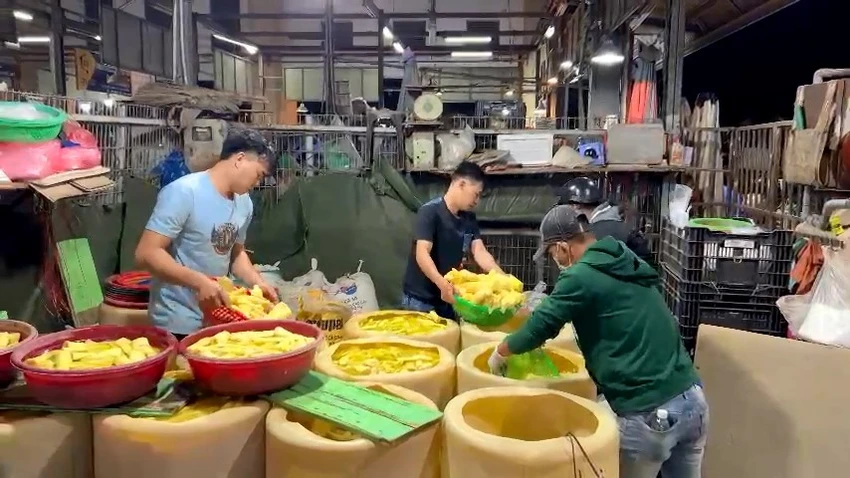 Công an kiểm tra nhiều sạp hàng ở chợ đầu mối Bình Điền phát hiện hàng tấn măng ngâm hóa chất. Ảnh: CA