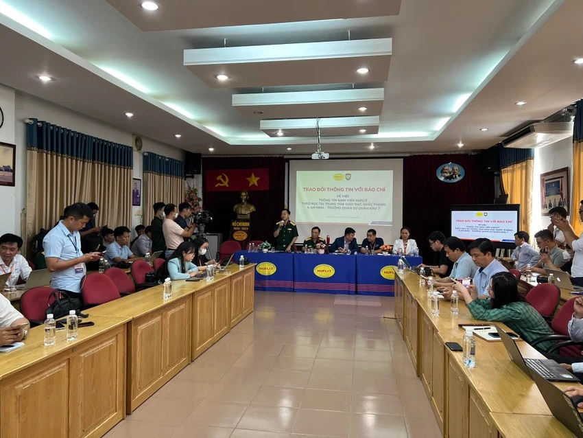 Trường Đại học Ngoại ngữ - Tin học TP.HCM đã phối hợp với Trường Quân sự Quân khu 7 và các đơn vị liên quan tổ chức họp báo trong ngày 12-1. Ảnh: NY Trường Đại học Ngoại ngữ - Tin học TP.HCM đã phối hợp với Trường Quân sự Quân khu 7 và các đơn vị liên quan tổ chức họp báo trong ngày 12-1. Ảnh: NY