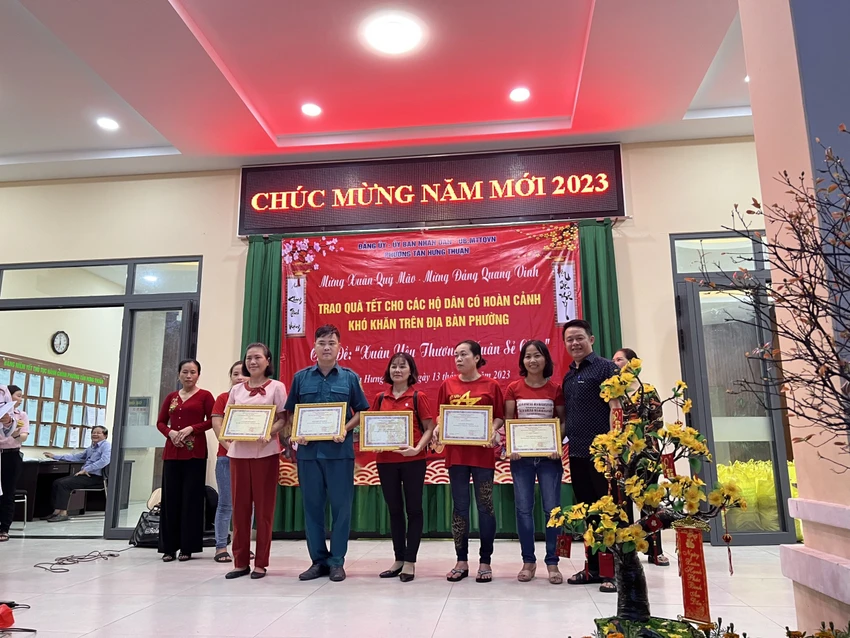 Ông Nguyễn Ngọc Ẩn, Phó Chủ tịch UBND phường Tân Hưng Thuận cho biết, đây là hoạt động được tổ chức thường niên với mong muốn ai cũng có một cái Tết thật đủ đầy, đầm ấm. Ông Nguyễn Ngọc Ẩn, Phó Chủ tịch UBND phường Tân Hưng Thuận cho biết, đây là hoạt động được tổ chức thường niên với mong muốn ai cũng có một cái Tết thật đủ đầy, đầm ấm.