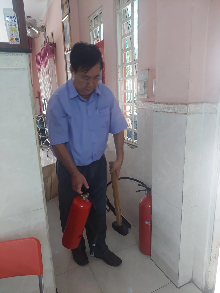 Ông Nghĩa đã nhanh chóng dùng bình cứu hỏa, búa để khống chế kịp thời đám cháy. Ảnh: PC07 Ông Nghĩa đã nhanh chóng dùng bình cứu hỏa, búa để khống chế kịp thời đám cháy. Ảnh: PC07