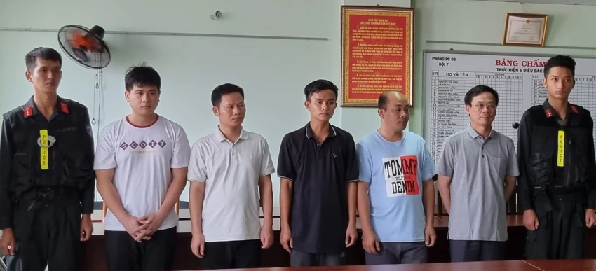 Công an TP.HCM khởi tố, bắt giam ông Hình (thứ 2 từ phải qua) để điều tra về tội nhận hối lộ. Ảnh: CA