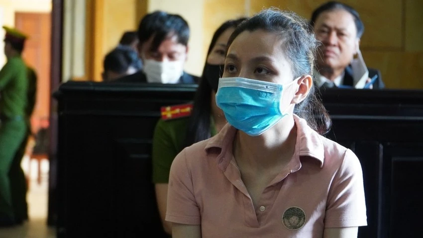 Bà Linh với ngoại hình thay đổi bất ngờ tại phiên tòa xét xử hồi năm ngoái. Ảnh: PLO Bà Linh với ngoại hình thay đổi bất ngờ tại phiên tòa xét xử hồi năm ngoái. Ảnh: PLO