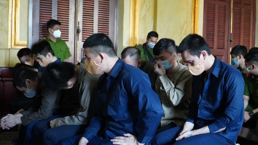 Nhóm người liên quan đến vụ án trong ngày xét xử: Ảnh: PLO Nhóm người liên quan đến vụ án trong ngày xét xử: Ảnh: PLO