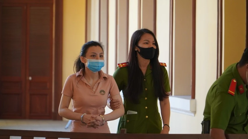 Hình ảnh Linh được dẫn giải vào Tòa xét xử hồi năm ngoái. Ảnh: PLO Hình ảnh Linh được dẫn giải vào Tòa xét xử hồi năm ngoái. Ảnh: PLO