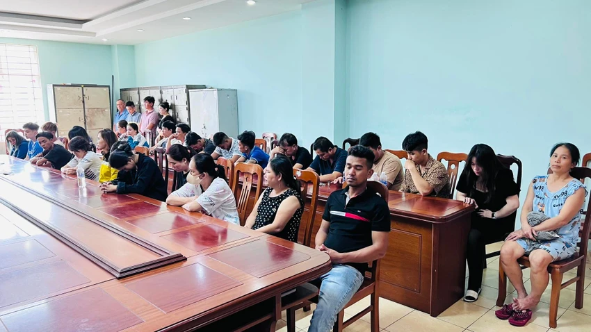Công an ập vào căn nhà trên đường Phan Huy Ích, quận Gò Vấp phát hiện hàng chục người đang đánh bạc. Ảnh: CA