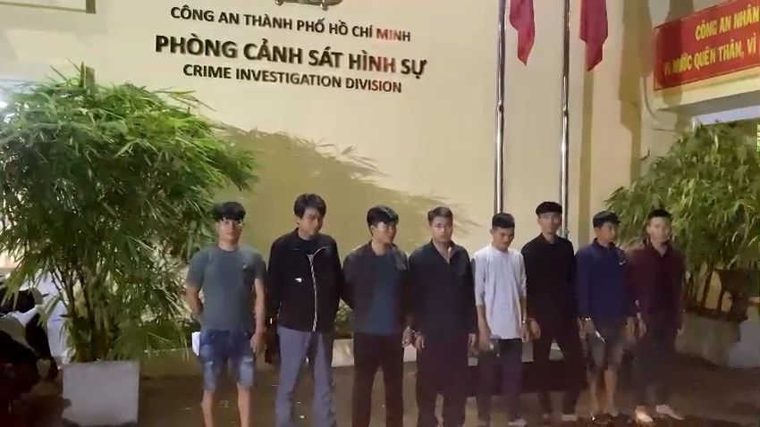 Băng trộm lấy đi số hàng hóa có trị giá hơn 2,3 tỉ đồng trong thùng container. Ảnh: CA Băng trộm lấy đi số hàng hóa có trị giá hơn 2,3 tỉ đồng trong thùng container. Ảnh: CA