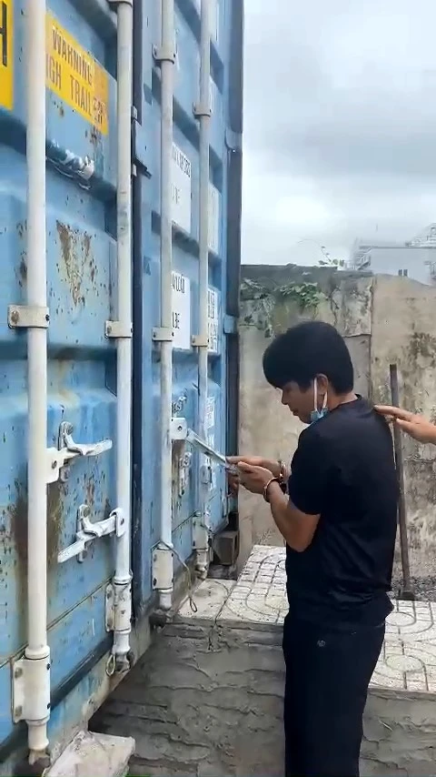 Nhóm này đã khéo léo cắt seal niêm phong rồi dùng keo 502 dán lại cho giống như chưa bị cắt. Ảnh: CA Nhóm này đã khéo léo cắt seal niêm phong rồi dùng keo 502 dán lại cho giống như chưa bị cắt. Ảnh: CA