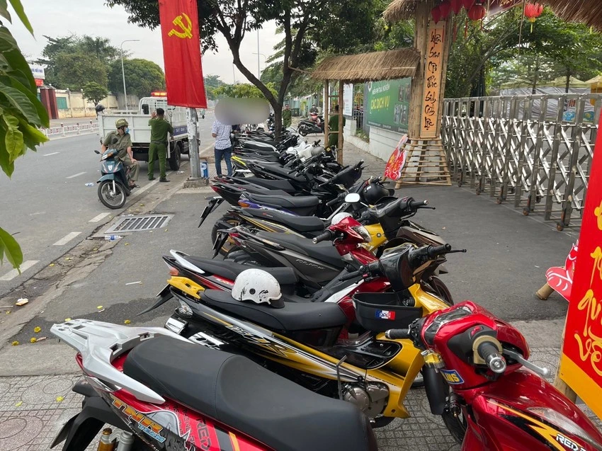 Tổ Phòng chống đua xe trái phép đang khống chế nhóm đối tượng “đi bão” vào rạng sáng Mùng 1 Tết. Ảnh: PC08 Tổ Phòng chống đua xe trái phép đang khống chế nhóm đối tượng “đi bão” vào rạng sáng Mùng 1 Tết. Ảnh: PC08