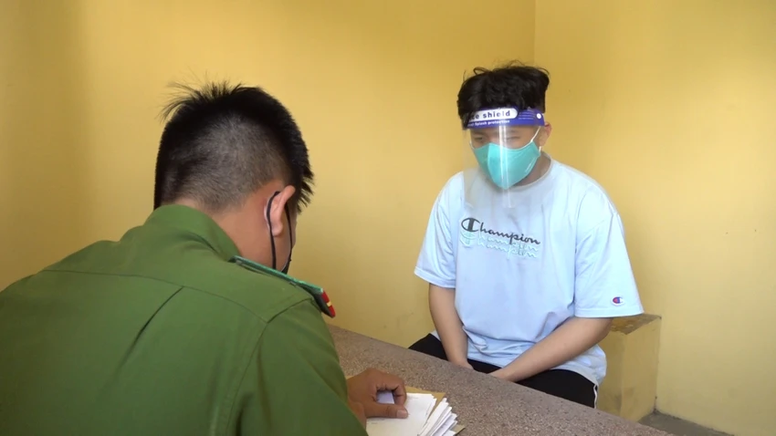 Toàn tỏ thái độ hối hận khi tham gia đoàn "đi bão". Ảnh: CA Toàn tỏ thái độ hối hận khi tham gia đoàn "đi bão". Ảnh: CA