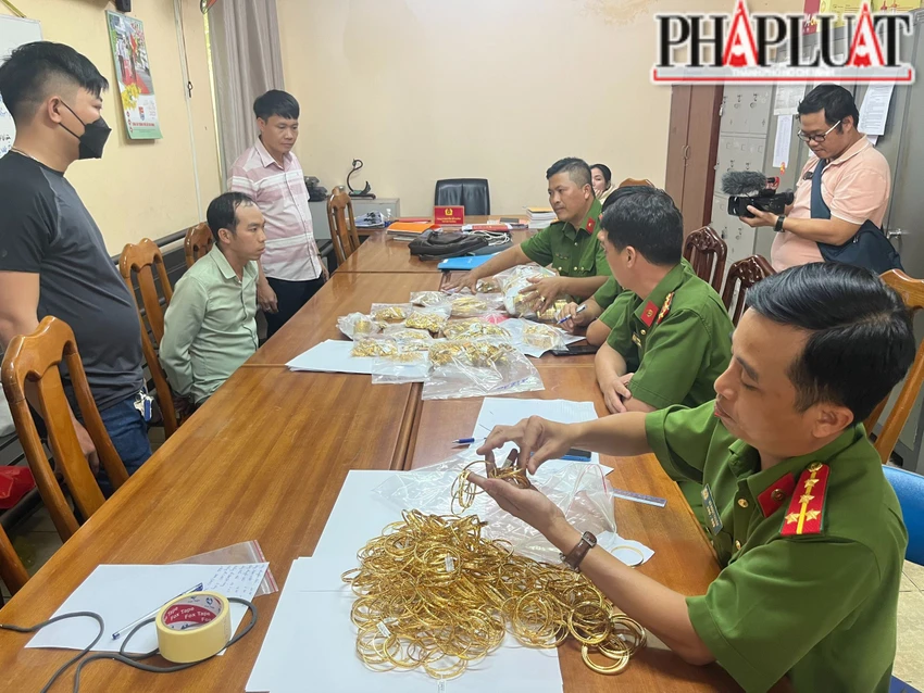 Công an thu hồi số lượng vàng tang vật liên quan. Ảnh: CA Công an thu hồi số lượng vàng tang vật liên quan. Ảnh: CA