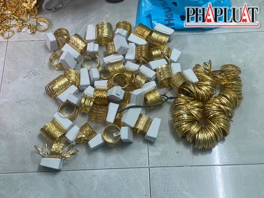 Số lượng lớn vàng tang vật. Ảnh: CA Số lượng lớn vàng tang vật. Ảnh: CA
