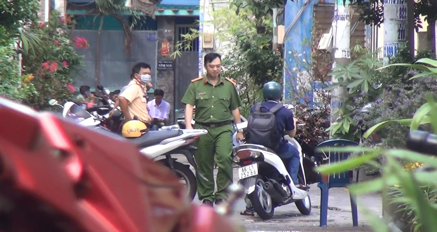 Công an sau đó phong tỏa hiện trường, khám nghiệm điều tra nguyên nhân vụ việc. Ảnh: HT Công an sau đó phong tỏa hiện trường, khám nghiệm điều tra nguyên nhân vụ việc. Ảnh: HT