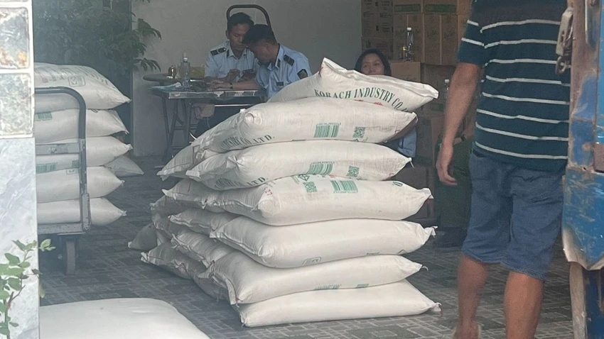 Kiểm tra kho hàng của công ty, lực lượng chức năng phát hiện hơn 9,9 tấn đường nghi nhập lậu. Ảnh: NT Kiểm tra kho hàng của công ty, lực lượng chức năng phát hiện hơn 9,9 tấn đường nghi nhập lậu. Ảnh: NT