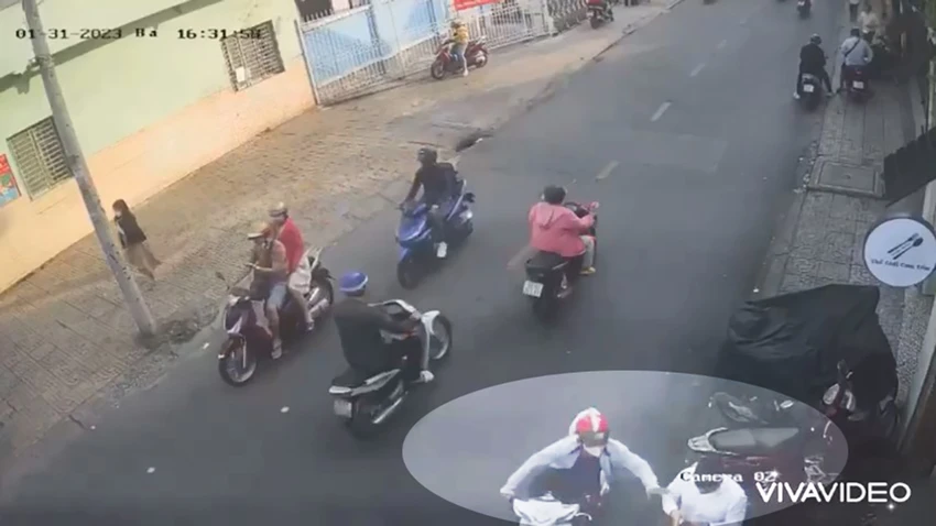 Nam thanh niên áp sát, cướp giật điện thoại của anh S. Ảnh chụp từ clip Nam thanh niên áp sát, cướp giật điện thoại của anh S. Ảnh chụp từ clip