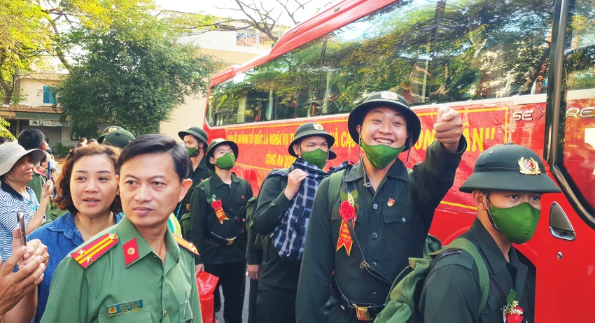 Nhiều tân binh bày tỏ sự hào hứng, vui vẻ khi được công tác trong một môi trường kỷ luật cao khi đi nhập ngũ. Nhiều tân binh bày tỏ sự hào hứng, vui vẻ khi được công tác trong một môi trường kỷ luật cao khi đi nhập ngũ.