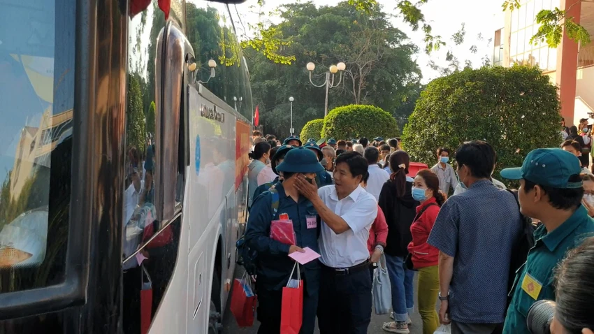 Buổi lễ giao nhận quân kéo dài đến khoảng 8 giờ sáng cùng ngày. Buổi lễ giao nhận quân kéo dài đến khoảng 8 giờ sáng cùng ngày.