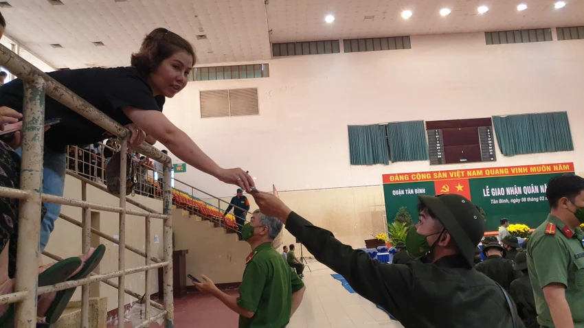Nhiều người thân của các tân binh gửi lời chúc con em mình lên đường phấn đấu công tác tốt. Nhiều người thân của các tân binh gửi lời chúc con em mình lên đường phấn đấu công tác tốt.