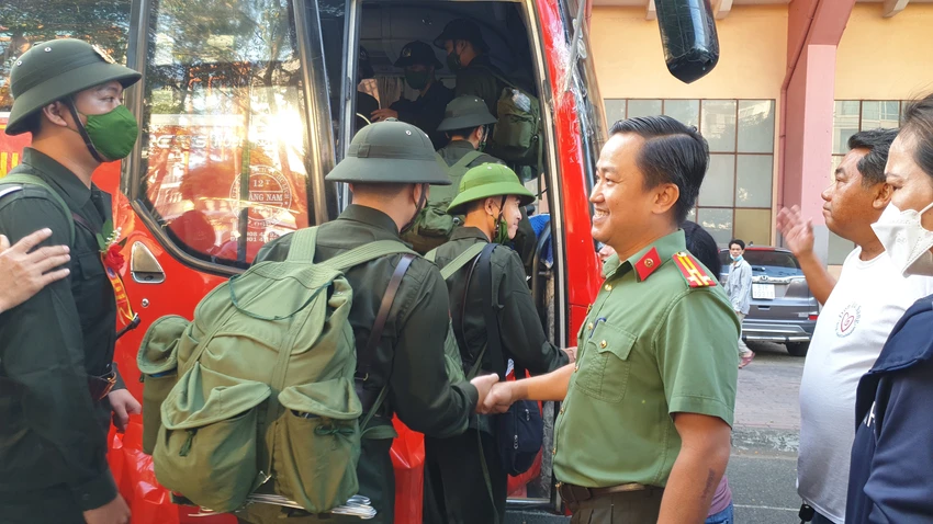 Các đơn vị giao nhận quân thực hiện đón, đưa các tân binh lên đường. Các đơn vị giao nhận quân thực hiện đón, đưa các tân binh lên đường.