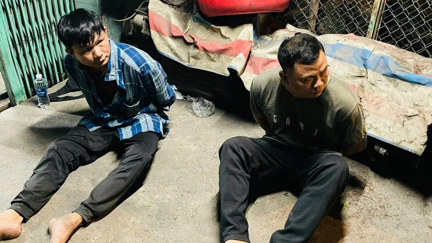 Công an phát hiện hai người đàn ông cùng số lượng lớn xác chó và dụng cụ chích điện trên địa bàn huyện Bình Chánh. Ảnh: CA