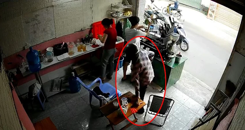 Người phụ nữ dùng chiếc khăn lau tay rồi che lên điện thoại nhằm lấy trộm. Ảnh chụp từ clip Người phụ nữ dùng chiếc khăn lau tay rồi che lên điện thoại nhằm lấy trộm. Ảnh chụp từ clip