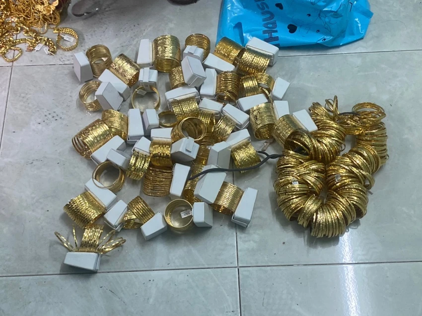 Công an thu hồi số tang vật liên quan. Ảnh: CA Công an thu hồi số tang vật liên quan. Ảnh: CA
